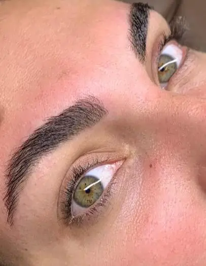 Sobrancelha e cílios com aspecto natural, olhos em destaque