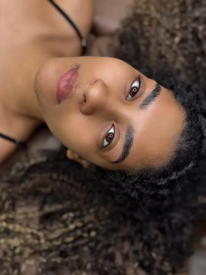 Sobrancelha e cílios com resultado natural, cliente de cabelo cacheado